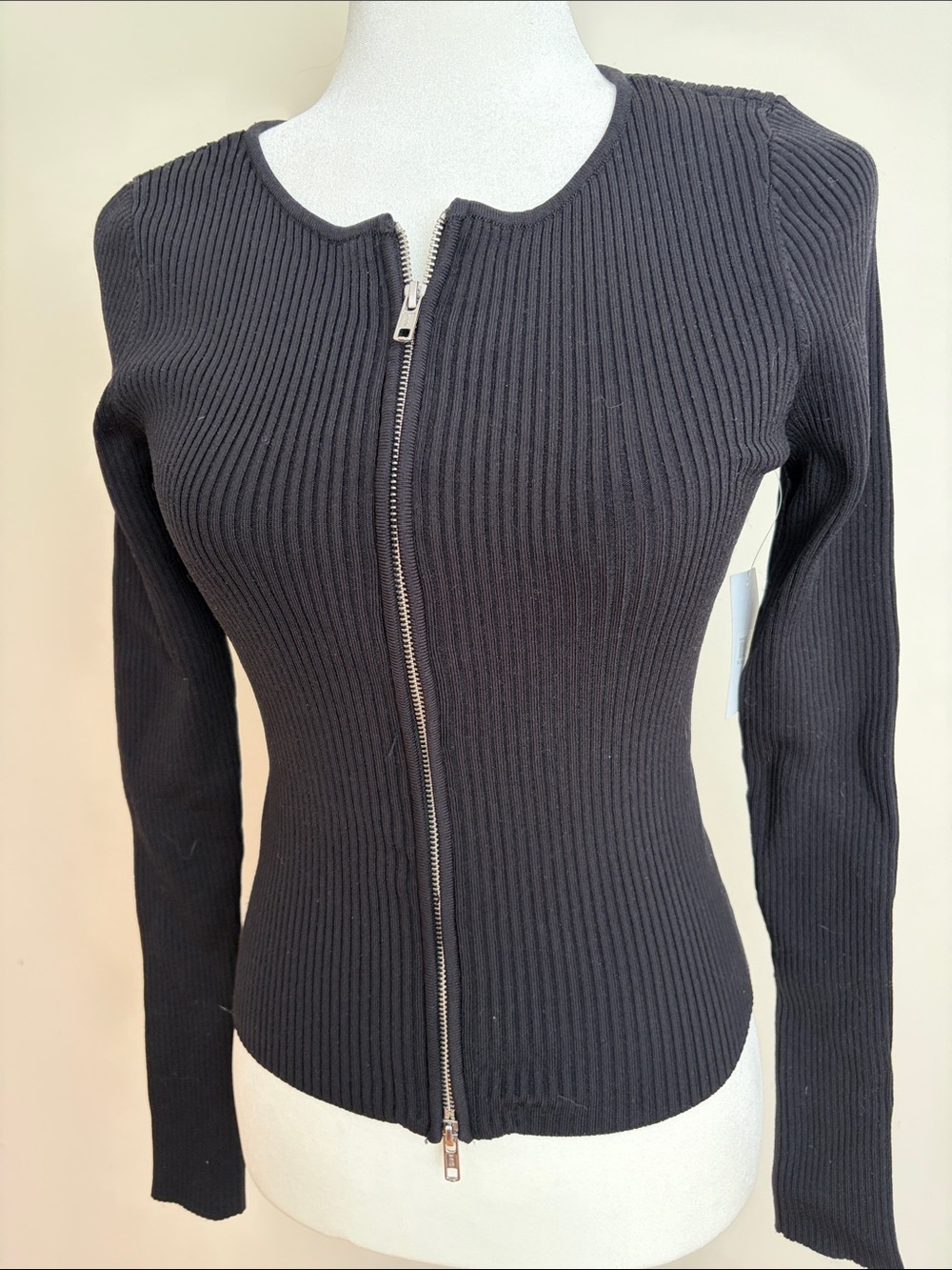 Good American Black Top with Branded Neck Tag - Picture 4 of 6